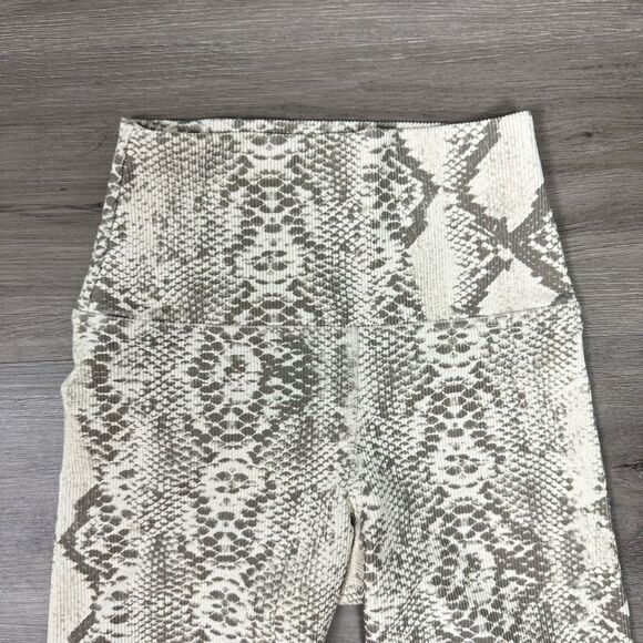 NWT Beach Riot Pink Animal Print Biker Shorts XS Size Active New - Picture 2 of 10